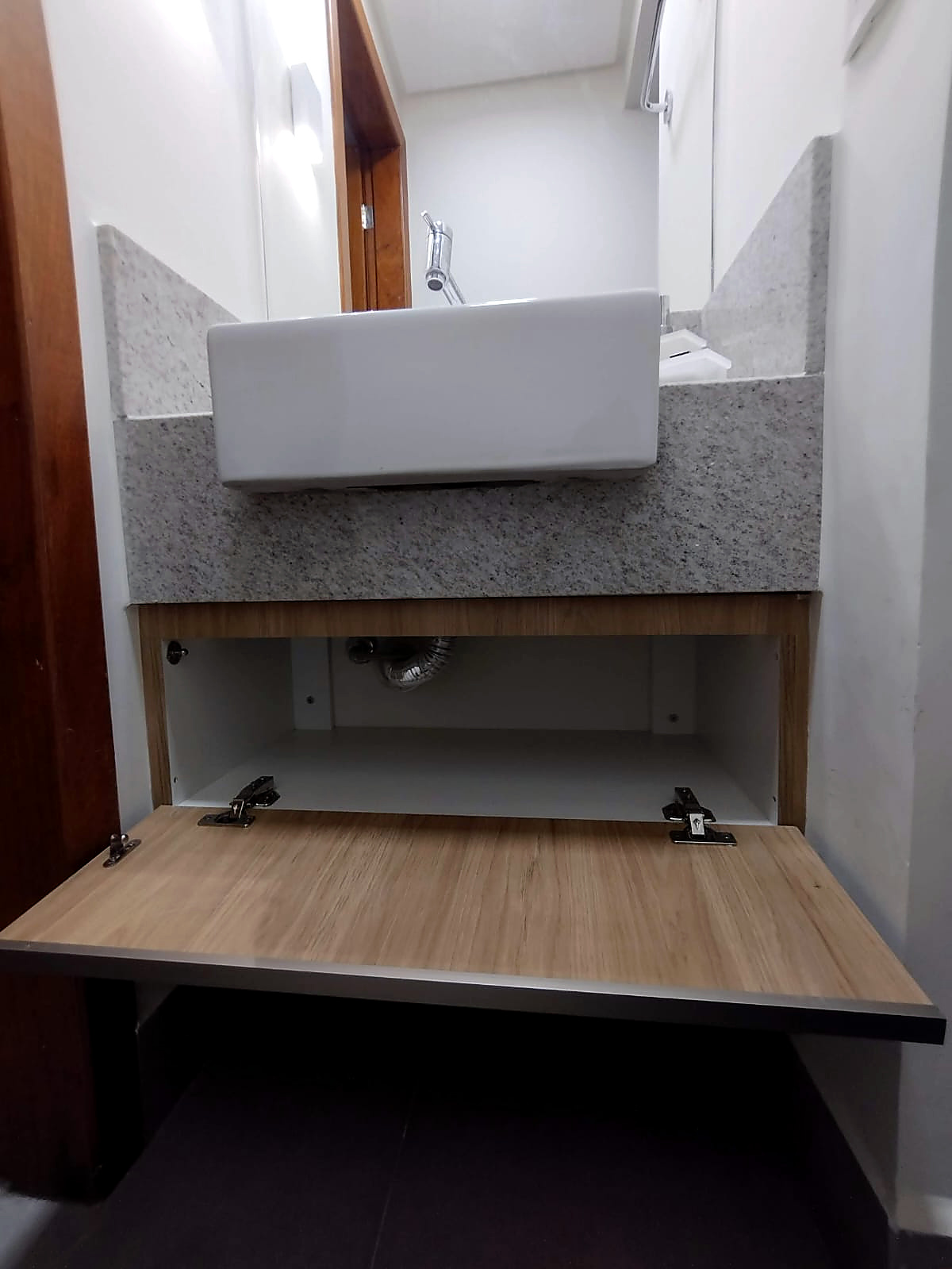 Gabinete com porta basculante em madeira clara