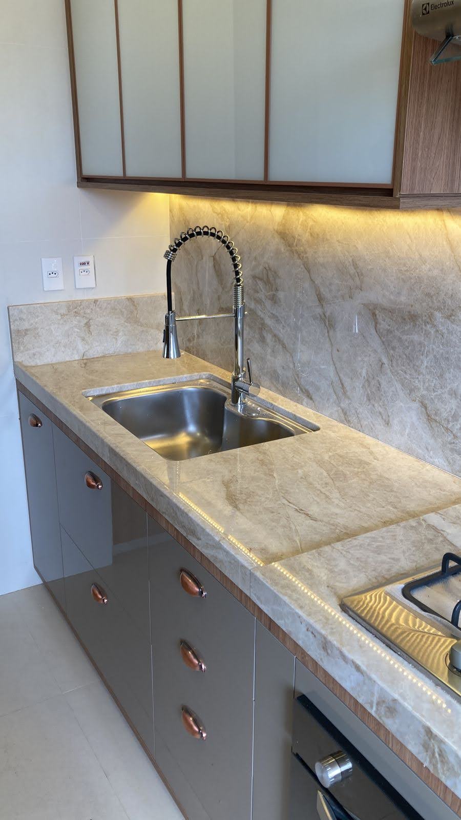 Cozinha em madeira com fita de LED