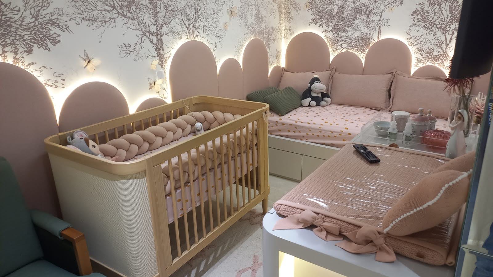 Quarto de bebê com cabeceiras e nichos