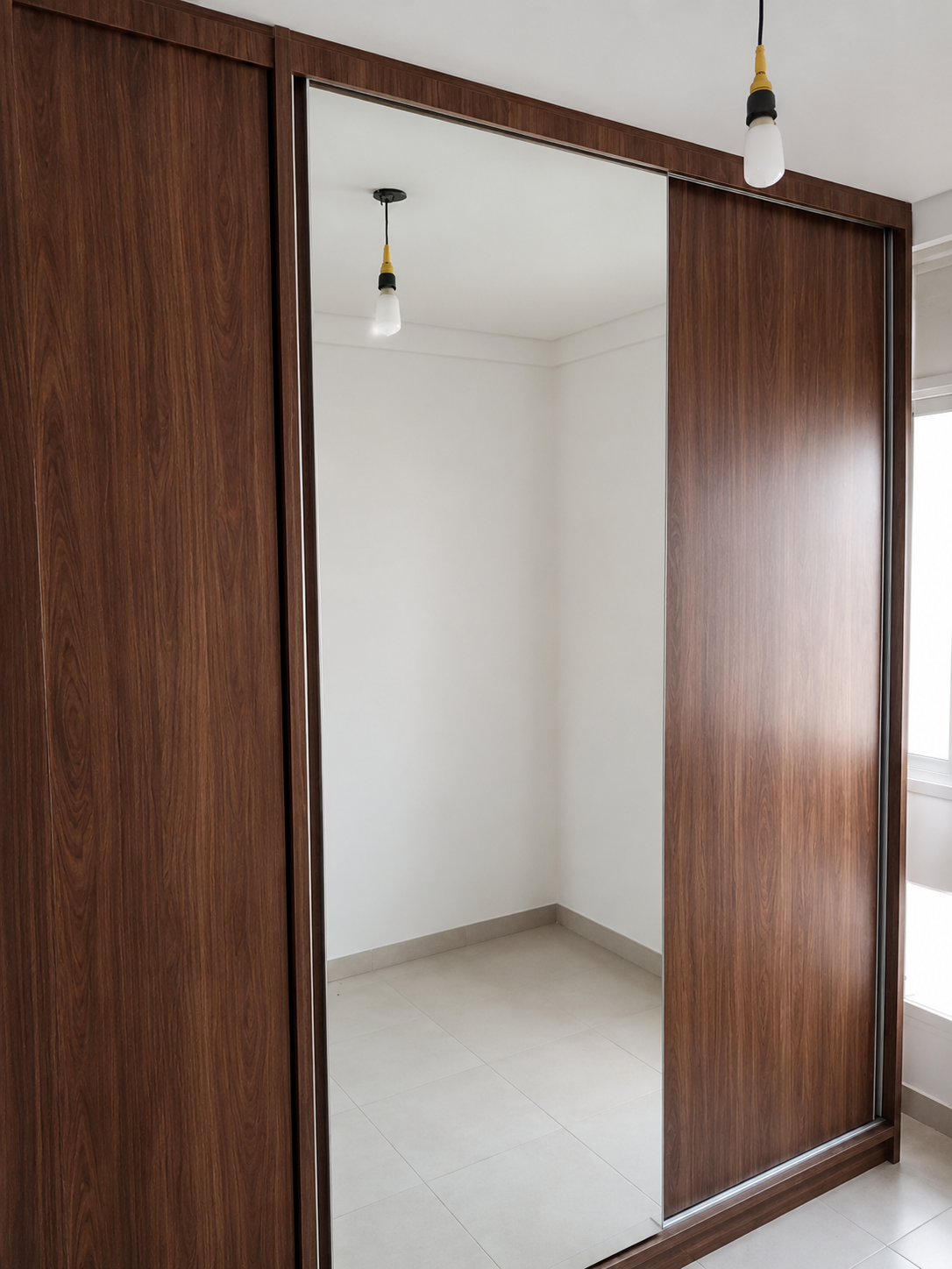 Guarda-roupa com porta de correr e espelho